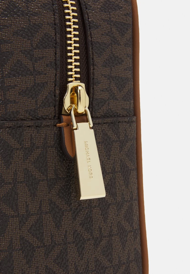 MICHAEL Michael Kors Damen JET SET CHARM ZIP TRAVEL POUCH - Umhängetasche - Brown/acorn 6 MICHAEL Michael Kors Damen JET SET CHARM ZIP TRAVEL POUCH - Umhängetasche - Brown/acorn – Bild 4