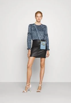 MICHAEL Michael Kors Damen HAPPY HIPPIE - Bluse - Light Blue 8 MICHAEL Michael Kors Damen HAPPY HIPPIE - Bluse - Light Blue -MICHAEL Michael Kors Geschäft 0a2efb6a6c7b4d288274d3ddbd1950e8