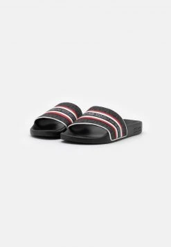 MICHAEL Michael Kors Damen GIMORE SLIDE - Pantolette Flach - Black/crimson -MICHAEL Michael Kors Geschäft 0d1092e1ad4743dc9c86627a60cbcd9c
