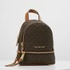 MICHAEL Michael Kors Damen RHEA ZIP XS BACKPACK - Tagesrucksack - Brown 1 MICHAEL Michael Kors Damen RHEA ZIP XS BACKPACK - Tagesrucksack - Brown -MICHAEL Michael Kors Geschäft 10603dc53f054e768a7eadf2f4c57eb7