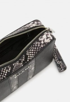 MICHAEL Michael Kors Damen JET CAMERA BAG - Umhängetasche - Black/white -MICHAEL Michael Kors Geschäft 1b5b026513ba47cf9de55d1a1bd63551