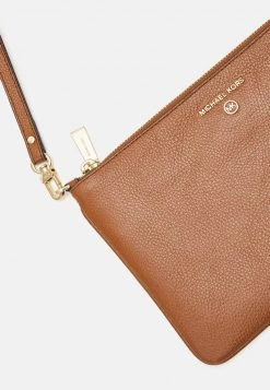 MICHAEL Michael Kors Damen JET CHARM WRISTLET - Clutch - Luggage -MICHAEL Michael Kors Geschäft 3270720a35ff4042a38c6a4c9a17c3fd