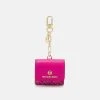 MICHAEL Michael Kors Damen TRAVEL ACCESSORIES CLIPCASE FOR AIRPODS - Sonstige Accessoires - Wild Berry -MICHAEL Michael Kors Geschäft 3b2cc48bc72943529ed8a9aef3b90054