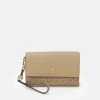MICHAEL Michael Kors Damen JET SET CHARM FLAP WRISTLET - Geldbörse - Camel -MICHAEL Michael Kors Geschäft 3fcbadf8023e4233bca34a7299469d76