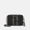 MICHAEL Michael Kors Damen JET CAMERA BAG - Umhängetasche - Black/white -MICHAEL Michael Kors Geschäft 578f92652a3c4c8f9f07245aa80af52c