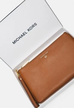MICHAEL Michael Kors Damen JET CHARM WRISTLET - Clutch - Luggage -MICHAEL Michael Kors Geschäft 57a1d596a1854ae4a734f6a88312a962