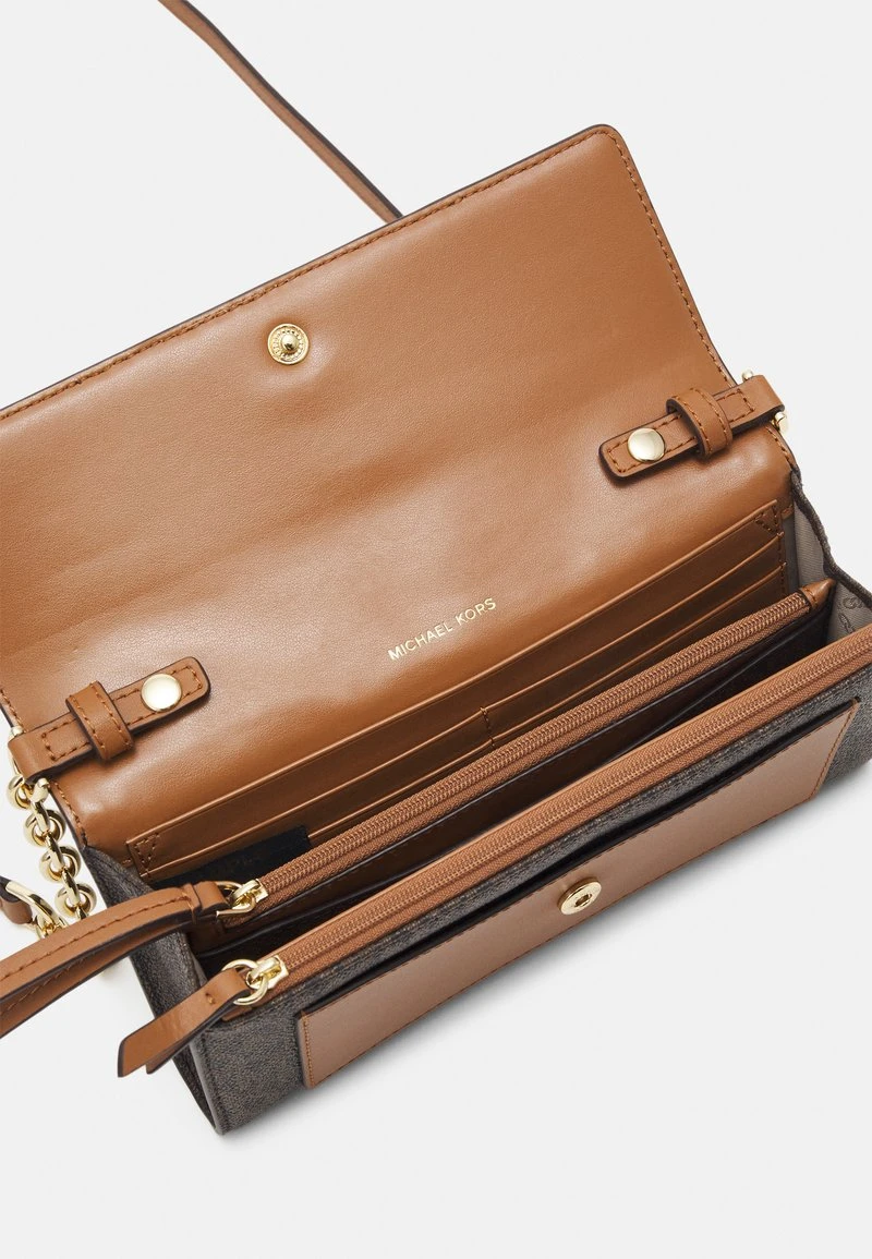 MICHAEL Michael Kors Damen JET SET CHARM - Clutch - Acorn 5 MICHAEL Michael Kors Damen JET SET CHARM - Clutch - Acorn – Bild 3