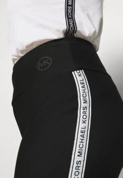 MICHAEL Michael Kors Damen LOGO TAPE BIKER SHORT - Shorts - Black -MICHAEL Michael Kors Geschäft a9ba034dbbf74bf696f158371f01668c