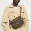 MICHAEL Michael Kors Damen SLATER SLING PACK - Umhängetasche - Brown/acorn 1 MICHAEL Michael Kors Damen SLATER SLING PACK - Umhängetasche - Brown/acorn -MICHAEL Michael Kors Geschäft b047391cbe5549dc88af6f1fd5c82ef9