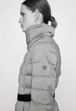 MICHAEL Michael Kors Damen ULTRA BELTED HORIZONTAL QUILTED JACKET - Daunenjacke - Taupe -MICHAEL Michael Kors Geschäft b331fdafdb7d46f29363adce676e550d