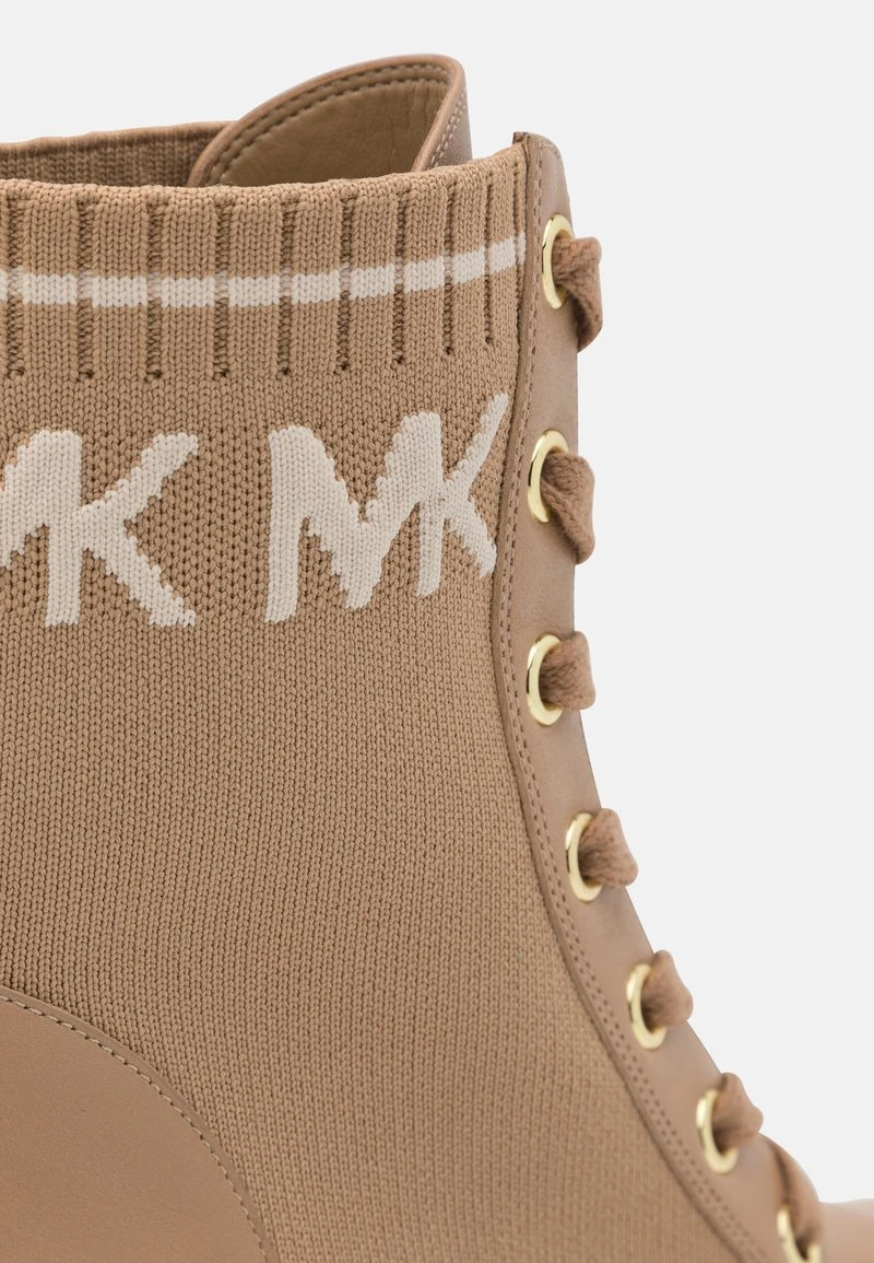 MICHAEL Michael Kors Damen BREA BOOTIE - Plateaustiefelette - Camel 9 MICHAEL Michael Kors Damen BREA BOOTIE - Plateaustiefelette - Camel – Bild 7