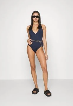 MICHAEL Michael Kors Damen CHAIN V NECK HALTER ONEPIECE BELT - Badeanzug - Navy 9 MICHAEL Michael Kors Damen CHAIN V NECK HALTER ONEPIECE BELT - Badeanzug - Navy -MICHAEL Michael Kors Geschäft baf90f36bb6b418e8671e9ff0af6f806