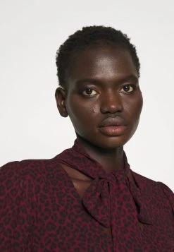 MICHAEL Michael Kors Damen CHEETAH TIE - Bluse - Dark Ruby 14 MICHAEL Michael Kors Damen CHEETAH TIE - Bluse - Dark Ruby -MICHAEL Michael Kors Geschäft c28ff8b3b7a84b23aa0f2fac588485c3