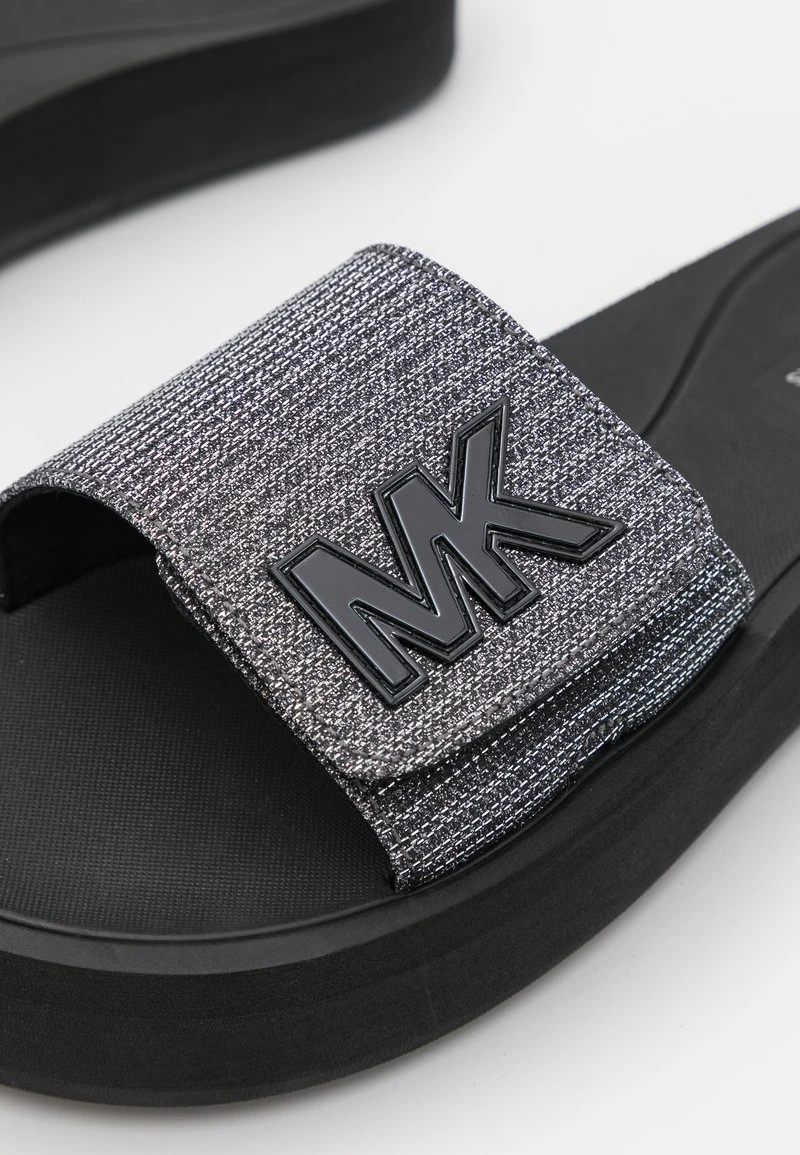 MICHAEL Michael Kors Damen PLATFORM SLIDE - Pantolette Flach - Gunmetal 9 MICHAEL Michael Kors Damen PLATFORM SLIDE - Pantolette Flach - Gunmetal – Bild 7