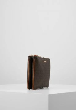 MICHAEL Michael Kors Damen CROSSBODIES POUCH XBODY - Umhängetasche - Brown -MICHAEL Michael Kors Geschäft d5a7018d549d4a1bbcf27c59af9da9cb