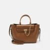 MICHAEL Michael Kors Damen HAMILTON LEGACY BELTED SATCHEL - Handtasche - Marron -MICHAEL Michael Kors Geschäft db477327f6d54233bf590fcb0459050d