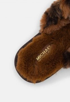 MICHAEL Michael Kors Damen JANIS SLIPPER - Hausschuh - Luggage 15 MICHAEL Michael Kors Damen JANIS SLIPPER - Hausschuh - Luggage -MICHAEL Michael Kors Geschäft f5be0c3bfc634ea4bb936cc10b8c5193