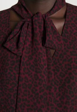 MICHAEL Michael Kors Damen CHEETAH TIE - Bluse - Dark Ruby 17 MICHAEL Michael Kors Damen CHEETAH TIE - Bluse - Dark Ruby -MICHAEL Michael Kors Geschäft f8aacf46e3d44951be1c0651de236bac